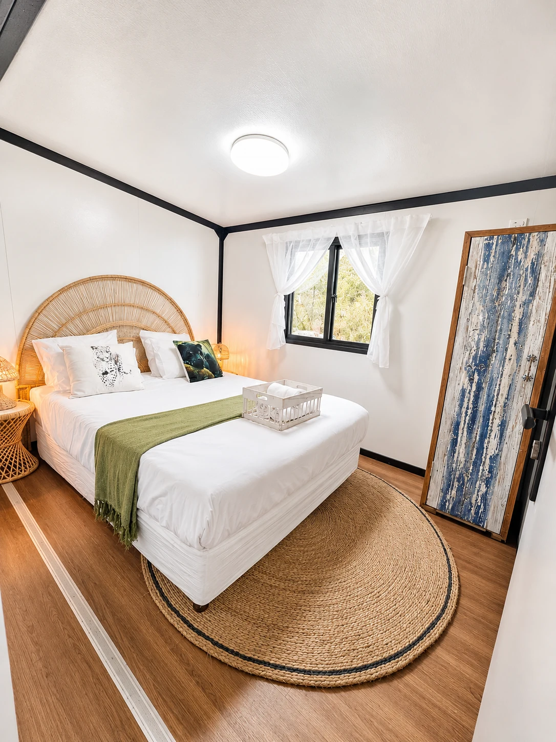 20 ft bedroom furnishing example